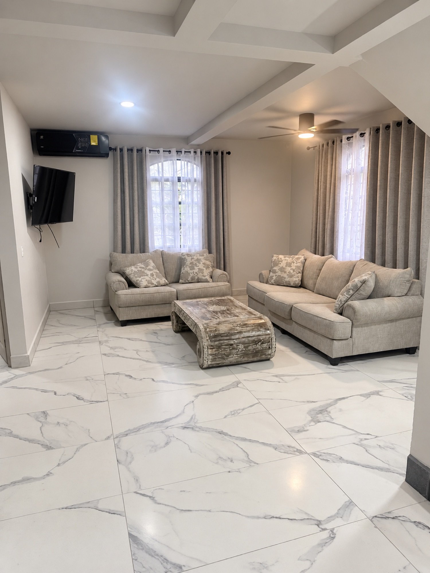 Living room with bright finishes and neutral furnishings